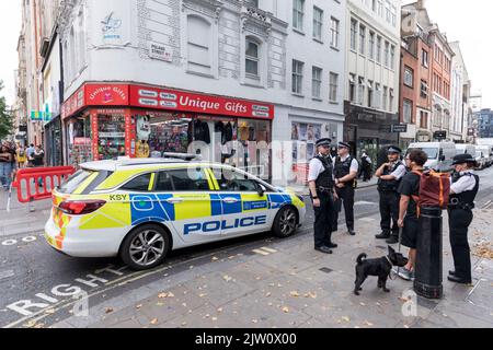 Im koreanischen Restaurant Arirang in der Poland Street an der Oxford Street soll es zu tödlichen Stichen gekommen sein. Polizei und Forensik kommen am an Stockfoto