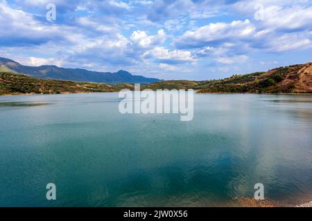 Christianoupolis Staudamm Wasserreservoir in Messenia, Griechenland. Blick auf das Dammwasser, künstlicher See. Stockfoto