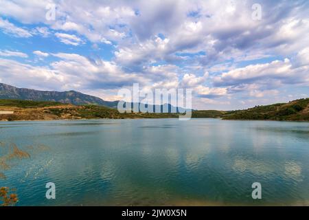 Christianoupolis Staudamm Wasserreservoir in Messenia, Griechenland. Blick auf das Dammwasser, künstlicher See. Stockfoto