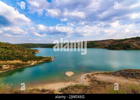 Christianoupolis Staudamm Wasserreservoir in Messenia, Griechenland. Blick auf das Dammwasser, künstlicher See. Stockfoto