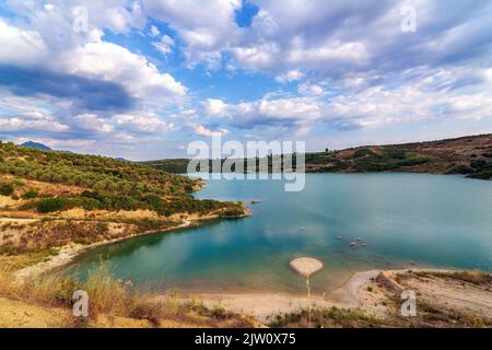 Christianoupolis Staudamm Wasserreservoir in Messenia, Griechenland. Blick auf das Dammwasser, künstlicher See. Stockfoto