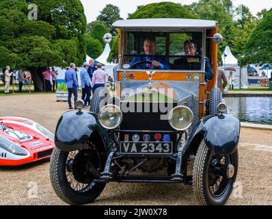 Autos, die am Concours of Elegance 2022 im Hampton Court Palace ankommen Stockfoto