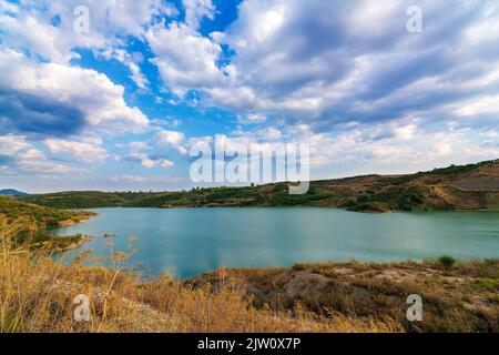 Christianoupolis Staudamm Wasserreservoir in Messenia, Griechenland. Blick auf das Dammwasser, künstlicher See. Stockfoto