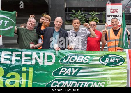 Der nationale Eisenbahnverkehr in London Euston wird auf 1-2 Züge pro Stunde reduziert, weil RMT einen Arbeitsstreik eingeleitet hat. Im Bild: RMT Secret Stockfoto