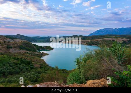 Christianoupolis Staudamm Wasserreservoir in Messenia, Griechenland. Blick auf das Dammwasser, künstlicher See. Stockfoto