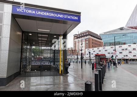 Der U-Bahnstreik findet heute in London statt. Die Victoria Station wird heute Morgen hinter Fensterläden geschlossen gesehen. Pendler entscheiden sich für alternative Wege der Reise Stockfoto