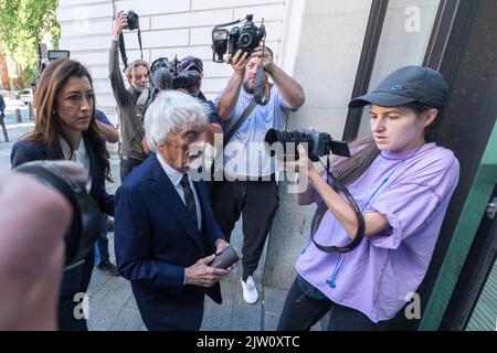 Bernie Ecclestone erscheint heute Morgen vor dem Amtsgericht von Westminster wegen eines angeblichen Versäumnis, dem G 400 Millionen GBP an ausländischen Vermögenswerten zu erklären Stockfoto