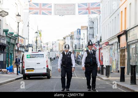 Notting Oil Carnival kehrt 2022 zum ersten Mal nach einer globalen Pandemie nach London zurück. Im Bild: Die Polizei patrouilliert am frühen Morgen auf dem Notting Hill Stockfoto