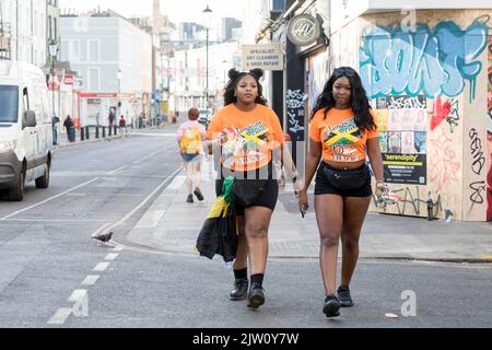 Notting Oil Carnival kehrt 2022 zum ersten Mal nach einer globalen Pandemie nach London zurück. Im Bild: Festivalbesucher gehen heute früh durch die Straßen. Stockfoto