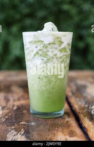 Natürlicher grüner Shake. Nahrhaft und gesund. Vegan. Frisch Stockfoto