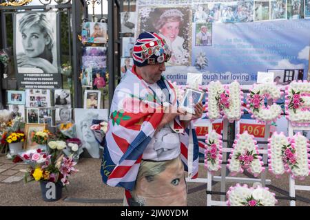 Vor dem Kensington Palace wurden Banner und Blumen aufgestellt, um an den 25.. Jahrestag des Autounfalls von Prinzessin Diana zu erinnern. Im Bild: Super Ro Stockfoto