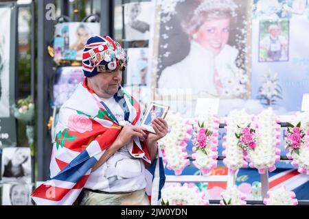 Vor dem Kensington Palace wurden Banner und Blumen aufgestellt, um an den 25.. Jahrestag des Autounfalls von Prinzessin Diana zu erinnern. Im Bild: Super Ro Stockfoto