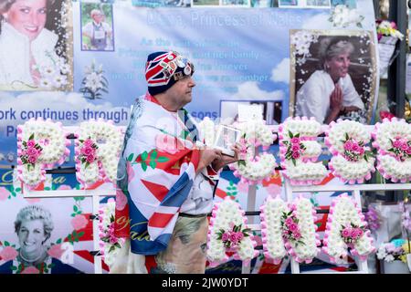 Vor dem Kensington Palace wurden Banner und Blumen aufgestellt, um an den 25.. Jahrestag des Autounfalls von Prinzessin Diana zu erinnern. Im Bild: Super Ro Stockfoto