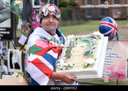 Vor dem Kensington Palace wurden Banner und Blumen aufgestellt, um an den 25.. Jahrestag des Autounfalls von Prinzessin Diana zu erinnern. Im Bild: Super Ro Stockfoto