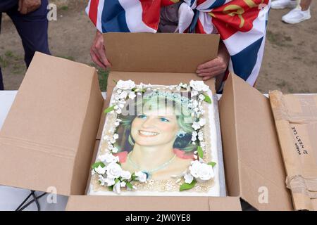 Vor dem Kensington Palace wurden Banner und Blumen aufgestellt, um an den 25.. Jahrestag des Autounfalls von Prinzessin Diana zu erinnern. Im Bild: Super Ro Stockfoto