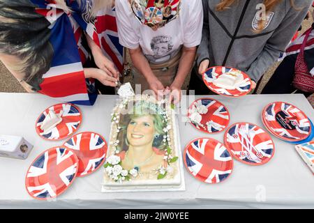 Vor dem Kensington Palace wurden Banner und Blumen aufgestellt, um an den 25.. Jahrestag des Autounfalls von Prinzessin Diana zu erinnern. Im Bild: John Cut Stockfoto