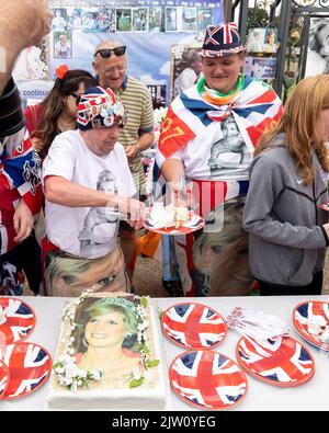 Vor dem Kensington Palace wurden Banner und Blumen aufgestellt, um an den 25.. Jahrestag des Autounfalls von Prinzessin Diana zu erinnern. Im Bild: John Cut Stockfoto