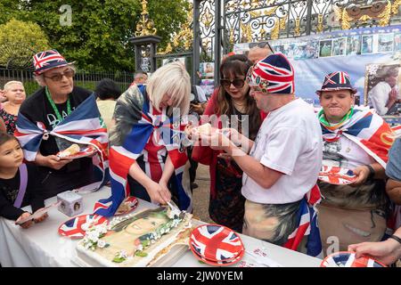 Vor dem Kensington Palace wurden Banner und Blumen aufgestellt, um an den 25.. Jahrestag des Autounfalls von Prinzessin Diana zu erinnern. Im Bild: John Cut Stockfoto