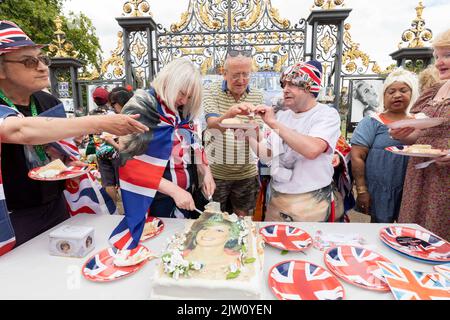 Vor dem Kensington Palace wurden Banner und Blumen aufgestellt, um an den 25.. Jahrestag des Autounfalls von Prinzessin Diana zu erinnern. Im Bild: John Cut Stockfoto