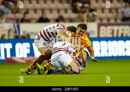 Wigan, Großbritannien. 02. September 2022. Tiaki Chan #33 von Katalanen Dragons wird während des Betfred Super League-Spiels Wigan Warriors gegen Catalans Dragons im DW Stadium, Wigan, Großbritannien, 2.. September 2022 (Foto von Steve Flynn/News Images) in Wigan, Großbritannien am 9/2/2022 angegangen. (Foto von Steve Flynn/News Images/Sipa USA) Quelle: SIPA USA/Alamy Live News Stockfoto