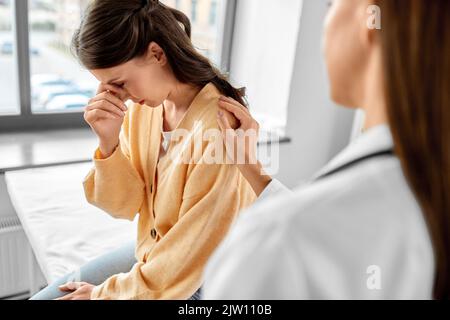 Ärztin tröstet traurige Frau im Krankenhaus Stockfoto