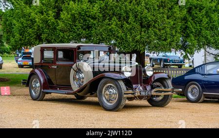 Autos, die am Concours of Elegance 2022 im Hampton Court Palace ankommen Stockfoto