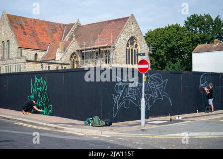 Veranstaltung „Southend City Jam“. Straßenkünstler zeigen ihre Fähigkeiten an 60 Orten im Stadtzentrum. Zwei Künstler, die an Horden arbeiten Stockfoto