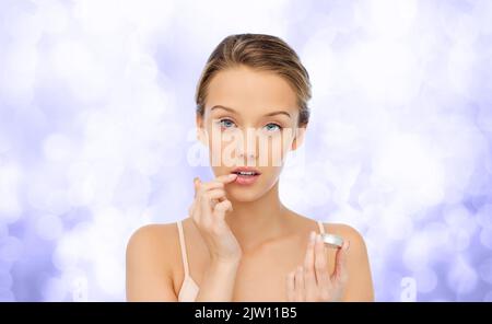 Frau, die Lippenbalsam auf ihre Lippen applite Stockfoto