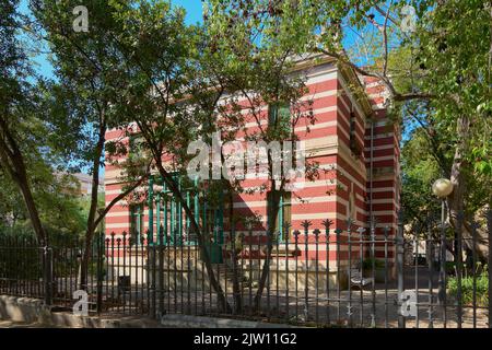 VILANOVA i LA GELDRU, SPANIEN-FEBRUAR 28,2022: Haus von Santa Teresa in Vilanova i la Geldru neben dem Victor Balaguer Bibliothek-Museum. Stockfoto