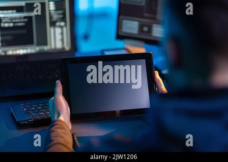Hacker, der Tablet-pc-Computer für Cyber-Angriffe verwendet Stockfoto