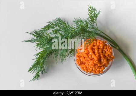 Rote Linsen. Vorteile von Hülsenfrüchten. Nationale Küche. Quelle von Omega-Fettsäuren. Orangefarbene Zierleiste. Stockfoto