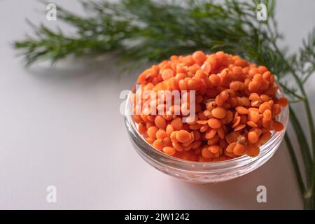 Rote Linsen. Vorteile von Hülsenfrüchten. Nationale Küche. Quelle von Omega-Fettsäuren. Orangefarbene Zierleiste. Stockfoto