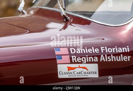 Die Namen der amerikanischen Fahrer Daniele Floriani und Regina Alshuler, die beim Mille Miglia-Rennen 2022 einen Zagato Fiat 1100 TV 1954 fuhren Stockfoto