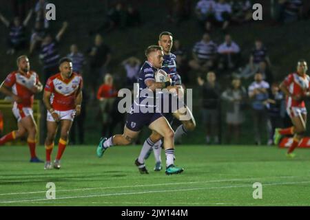 Sheffield, Großbritannien. 02. September 2022. ***Morgan Smith von Featherstone rast am 2. September 2022 zum Wettlauf zwischen Sheffield Eagles und Featherstone Rovers um einen Versuch. Foto von Simon Hall. Nur zur redaktionellen Verwendung, Lizenz für kommerzielle Nutzung erforderlich. Keine Verwendung bei Wetten, Spielen oder Veröffentlichungen einzelner Clubs/Vereine/Spieler. Kredit: UK Sports Pics Ltd/Alamy Live Nachrichten Stockfoto