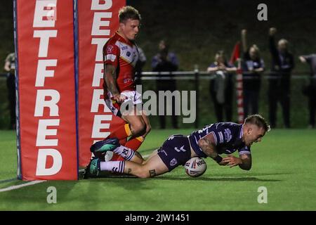 Sheffield, Großbritannien. 02. September 2022. *** Morgan Smith von Featherstone versucht es am 2. September 2022 beim Wettspiel der Betfred Championship zwischen Sheffield Eagles und Featherstone Rovers. Foto von Simon Hall. Nur zur redaktionellen Verwendung, Lizenz für kommerzielle Nutzung erforderlich. Keine Verwendung bei Wetten, Spielen oder Veröffentlichungen einzelner Clubs/Vereine/Spieler. Kredit: UK Sports Pics Ltd/Alamy Live Nachrichten Stockfoto