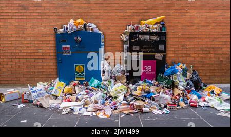 GLASGOW, SCHOTTLAND, Vereinigtes Königreich - 29. AUGUST 2022: Mülltonnen, die während der Scotland bin Streiks mit Müll überfüllt wurden Stockfoto