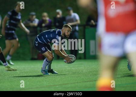 Sheffield, Großbritannien. 02. September 2022. *** Connor Jones von Featherstone bricht während des Wettlaufs der Betfred Championship zwischen Sheffield Eagles und Featherstone Rovers am 2. September 2022 aus der Dummy-Hälfte aus. Foto von Simon Hall. Nur zur redaktionellen Verwendung, Lizenz für kommerzielle Nutzung erforderlich. Keine Verwendung bei Wetten, Spielen oder Veröffentlichungen einzelner Clubs/Vereine/Spieler. Kredit: UK Sports Pics Ltd/Alamy Live Nachrichten Stockfoto