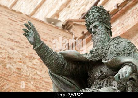 Niedrige Ansicht der Bronzestatue von Papst Giulius (Giulio) III vor der Kathedrale St. Lorenzo (Perugia, Italien) Stockfoto