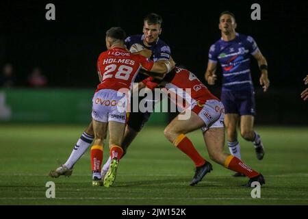 Sheffield, Großbritannien. 02. September 2022. *** Gareth Gale von Featherstone wird am 2. September 2022 von Sheffields Tom Holmes während des Wettlaufs der Betfred Championship zwischen Sheffield Eagles und Featherstone Rovers angegangen. Foto von Simon Hall. Nur zur redaktionellen Verwendung, Lizenz für kommerzielle Nutzung erforderlich. Keine Verwendung bei Wetten, Spielen oder Veröffentlichungen einzelner Clubs/Vereine/Spieler. Kredit: UK Sports Pics Ltd/Alamy Live Nachrichten Stockfoto