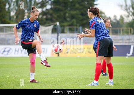 KARLOVAC, KROATIEN - 02. SEPTEMBER: Das kroatische Team erwärmt sich vor der FIFA Frauen-Weltmeisterschaft 2023 zwischen Kroatien und der Schweiz im Branko Cavlovic-Cavlek Stadion am 02. September 2022 in Karlovac, Kroatien. Foto: Matija Habljak/PIXSELL Credit: Pixsell Foto- und Videoagentur/Alamy Live News Stockfoto