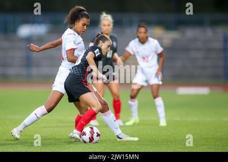 KARLOVAC, 02. SEPTEMBER: Coumba Sow aus der Schweiz im Einsatz gegen IVA Lazeta aus Kroatien während des Qualifikationsspiel der FIFA Frauen zur WM 2023 zwischen Kroatien und der Schweiz im Branko Cavlovic-Cavlek-Stadion am 2. September 2022 in Karlovac, Kroatien. Foto: Matija Habljak/PIXSEL Quelle: Pixsell Foto- und Videoagentur/Alamy Live News Stockfoto