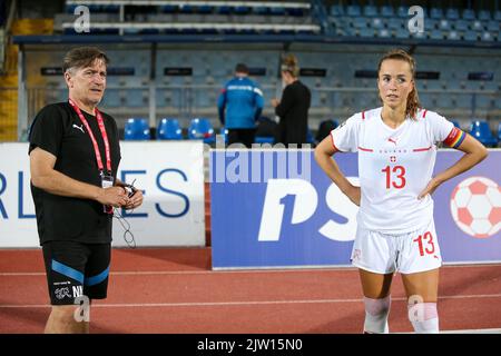 KARLOVAC, 02. SEPTEMBER: Cheftrainer der Schweiz Nils Nielsen und Lia Walti aus der Schweiz nach dem Qualifikationsspiel der FIFA-Frauen zwischen Kroatien und der Schweiz 2023 im Branko Cavlovic-Cavlek-Stadion am 2. September 2022 in Karlovac, Kroatien. Foto: Matija Habljak/PIXSEL Quelle: Pixsell Foto- und Videoagentur/Alamy Live News Stockfoto