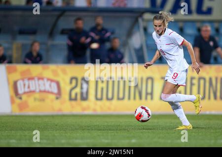 KARLOVAC, 02. SEPTEMBER: Ana-Maria Crnogorcevic aus der Schweiz kontrolliert den Ball beim Qualifikationsspiel der FIFA-Frauen-Weltmeisterschaft 2023 zwischen Kroatien und der Schweiz im Branko Cavlovic-Cavlek-Stadion am 2. September 2022 in Karlovac, Kroatien. Foto: Matija Habljak/PIXSEL Quelle: Pixsell Foto- und Videoagentur/Alamy Live News Stockfoto