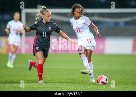 KARLOVAC, 02. SEPTEMBER: Ana Maria Markovic aus Kroatien und Coumba Sow aus der Schweiz im Rahmen des FIFA Frauen-WM-Qualifikationsspiel 2023 zwischen Kroatien und der Schweiz am 2. September 2022 im Branko Cavlovic-Cavlek-Stadion in Karlovac, Kroatien. Foto: Matija Habljak/PIXSEL Quelle: Pixsell Foto- und Videoagentur/Alamy Live News Stockfoto