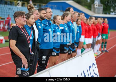 KARLOVAC, 02. SEPTEMBER: Während des Qualifikationsspiels der FIFA Frauen-Weltmeisterschaft 2023 zwischen Kroatien und der Schweiz im Branko Cavlovic-Cavlek-Stadion am 2. September 2022 in Karlovac, Kroatien, stellen sich die Spieler für die Nationalhymnen ein. Foto: Matija Habljak/PIXSEL Quelle: Pixsell Foto- und Videoagentur/Alamy Live News Stockfoto