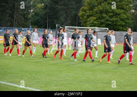 KARLOVAC, 02. SEPTEMBER: Während des Qualifikationsspiels der FIFA Frauen-Weltmeisterschaft 2023 zwischen Kroatien und der Schweiz im Branko Cavlovic-Cavlek-Stadion am 2. September 2022 in Karlovac, Kroatien, stellen sich die Spieler für die Nationalhymnen ein. Foto: Matija Habljak/PIXSEL Quelle: Pixsell Foto- und Videoagentur/Alamy Live News Stockfoto