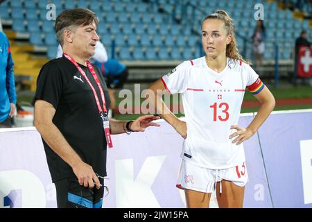 KARLOVAC, 02. SEPTEMBER: Cheftrainer der Schweiz Nils Nielsen und Lia Walti aus der Schweiz nach dem Qualifikationsspiel der FIFA-Frauen zwischen Kroatien und der Schweiz 2023 im Branko Cavlovic-Cavlek-Stadion am 2. September 2022 in Karlovac, Kroatien. Foto: Matija Habljak/PIXSEL Quelle: Pixsell Foto- und Videoagentur/Alamy Live News Stockfoto