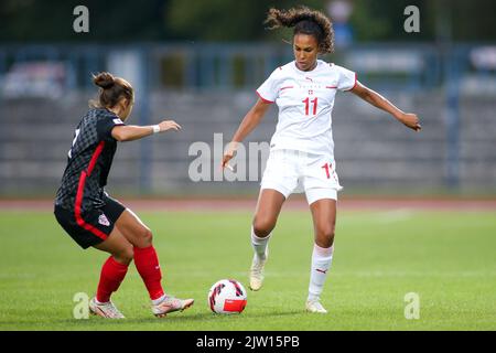 KARLOVAC, 02. SEPTEMBER: Coumba Sow aus der Schweiz im Einsatz gegen IVA Lazeta aus Kroatien während des Qualifikationsspiel der FIFA Frauen zur WM 2023 zwischen Kroatien und der Schweiz im Branko Cavlovic-Cavlek-Stadion am 2. September 2022 in Karlovac, Kroatien. Foto: Matija Habljak/PIXSEL Quelle: Pixsell Foto- und Videoagentur/Alamy Live News Stockfoto