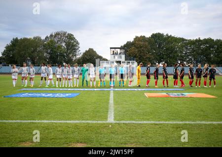 KARLOVAC, 02. SEPTEMBER: Während des Qualifikationsspiels der FIFA Frauen-Weltmeisterschaft 2023 zwischen Kroatien und der Schweiz im Branko Cavlovic-Cavlek-Stadion am 2. September 2022 in Karlovac, Kroatien, stellen sich die Spieler für die Nationalhymnen ein. Foto: Matija Habljak/PIXSEL Quelle: Pixsell Foto- und Videoagentur/Alamy Live News Stockfoto