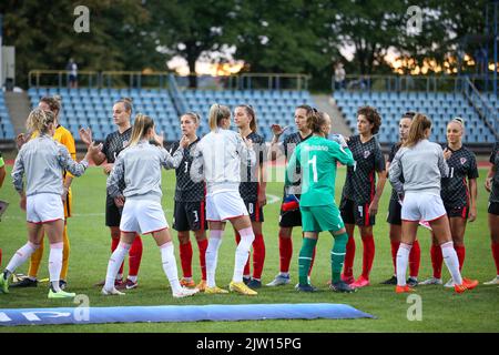 KARLOVAC, 02. SEPTEMBER: Während des Qualifikationsspiels der FIFA Frauen-Weltmeisterschaft 2023 zwischen Kroatien und der Schweiz im Branko Cavlovic-Cavlek-Stadion am 2. September 2022 in Karlovac, Kroatien, stellen sich die Spieler für die Nationalhymnen ein. Foto: Matija Habljak/PIXSEL Quelle: Pixsell Foto- und Videoagentur/Alamy Live News Stockfoto